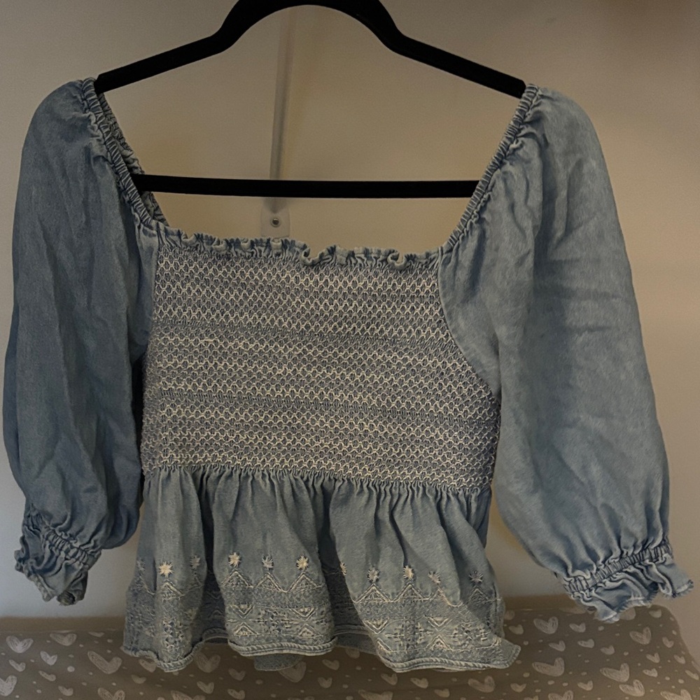 AMERICAN EAGLE PUFF SLEEVE CROPPED FLOWY DENIM TOP.